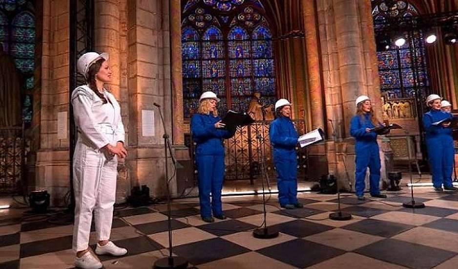 Χορωδία ψάλλει για πρώτη φορά μέσα από την καμένη Παναγία των Παρισίων