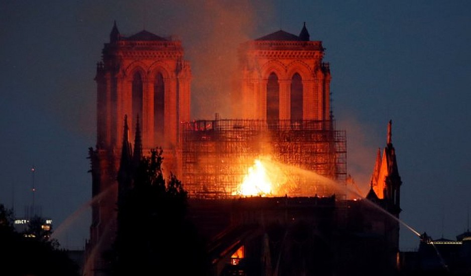 Παγκόσμια θλίψη για την φωτιά στην Παναγία των Παρισίων. Ολονύχτιο θρίλερ