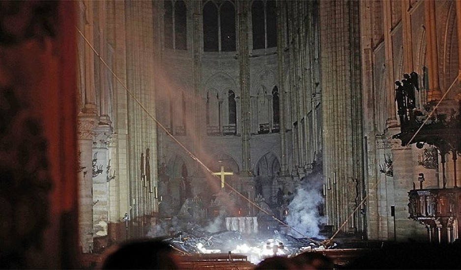 Παναγία των Παρισίων:  Συγκλονιστικές εικόνες από την καταστροφή μέσα και έξω από το ναό