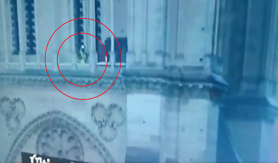 Notre Dame:  Άγνωστος βρίσκεται μέσα την ώρα της φωτιάς -  Το βίντεο που κάνει τον γύρο των ΜΜΕ