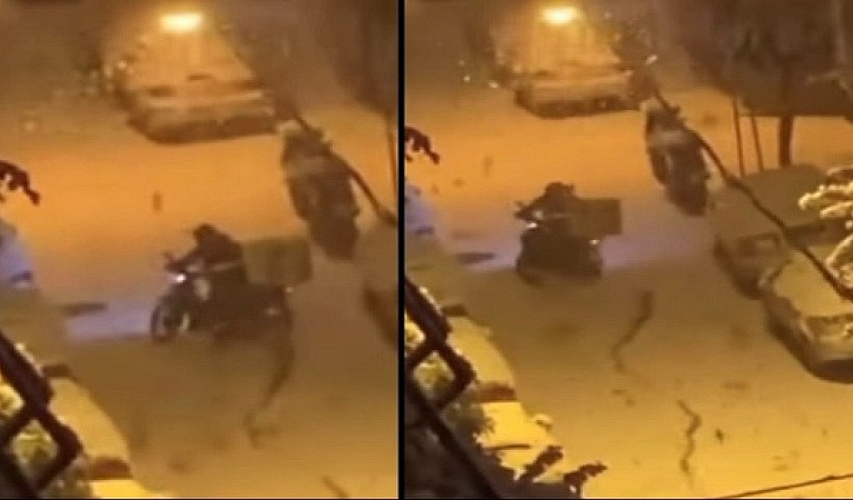 To viral βίντεο με τον ντελιβερά στα χιόνια που προκάλεσε οργή