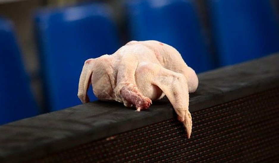 Άφησαν κοτόπουλα στον πάγκο του Ολυμπιακού στο ΟΑΚΑ