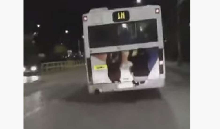 Θεσσαλονίκη: Νεαροί κρεμάστηκαν σε λεωφορείο εν κινήσει