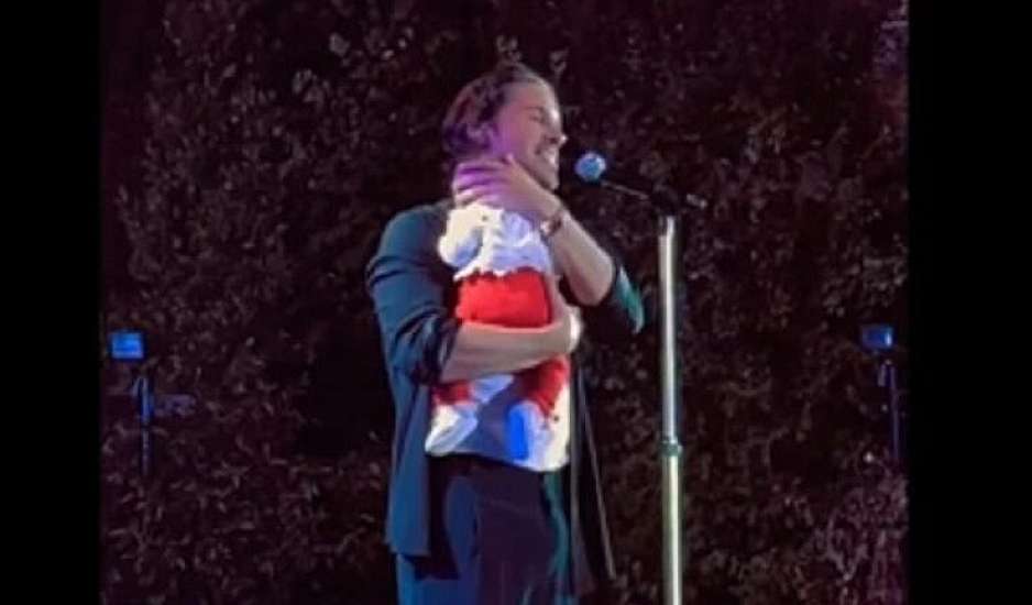 Νίκος Οικονομόπουλος: Τραγούδησε έχοντας στην αγκαλιά του ένα μωρό