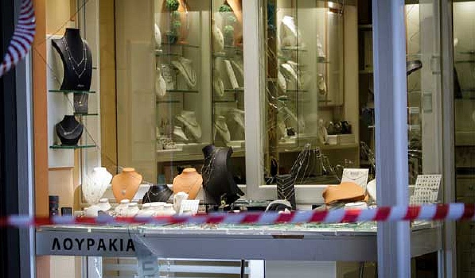 Πέταξαν μπογιές και τρικάκια σε κοσμηματοπωλείο στο Χαλάνδρι για τον Ζακ Κωστόπουλο