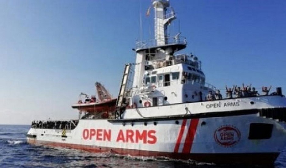 Μυτιλήνη: Κάτοικοι πετώντας πέτρες παρεμπόδισαν πλοίο να αποβιβάσει πρόσφυγες