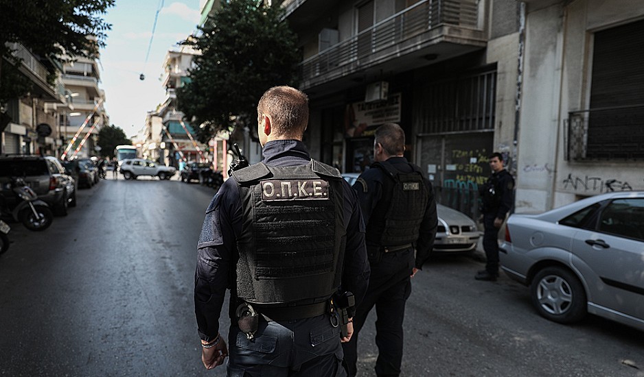 Σκηνές φαρ ουέστ στην Αθήνα: Πυροβολισμοί και επεισοδιακή καταδίωξη με τροχαίο και τραυματίες