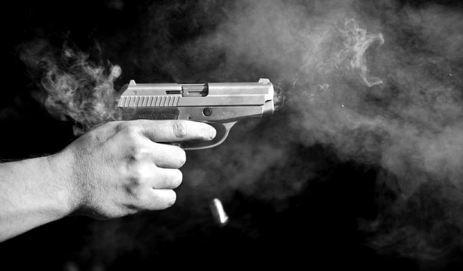 Μπουρνάζι: Λογομάχησαν έξω από γνωστό κλαμπ και βγήκαν τα πιστόλια – Ένας τραυματίας από σφαίρα