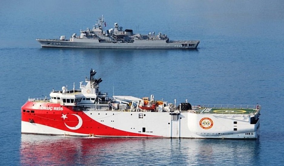 Στόλος 10 τουρκικών πολεμικών συνοδεύει το Oruc Reis