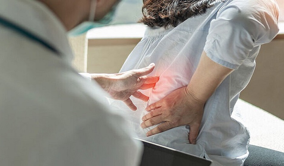 Κίνδυνος οστεοπόρωσης: Τα σημάδια που δεν πρέπει να αγνοείτε
