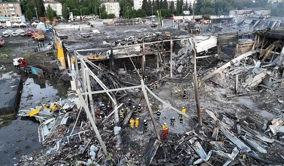 Πόλεμος στην Ουκρανία: Ρωσική πυραυλική επίθεση σε εμπορικό κέντρο – Σκηνές τρόμου στις φλόγες