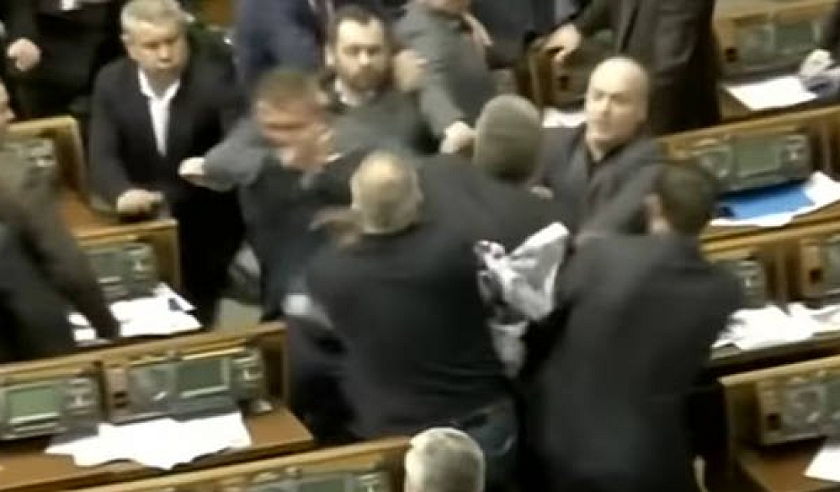 Μπουνιές και ξύλο στη Βουλή της Ουκρανίας