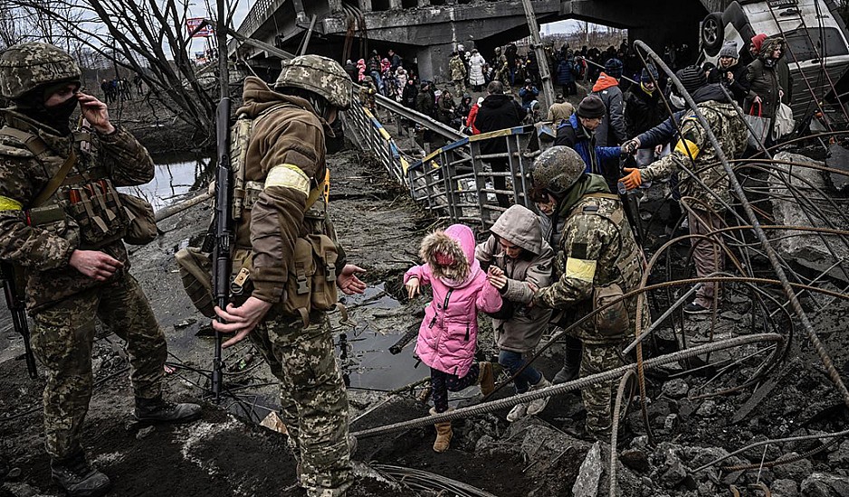 Ουκρανία: Ασταμάτητο σφυροκόπημα του Σεβεροντονέτσκ. Οι πολίτες έκαναν μπάνιο σε Κίεβο και Μαριούπολη