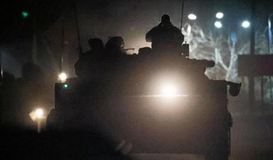 Ουκρανία: Ρωσικά άρματα στις παρυφές του Κιέβου - Oι κάτοικοι έτοιμοι για τη μεγάλη επίθεση