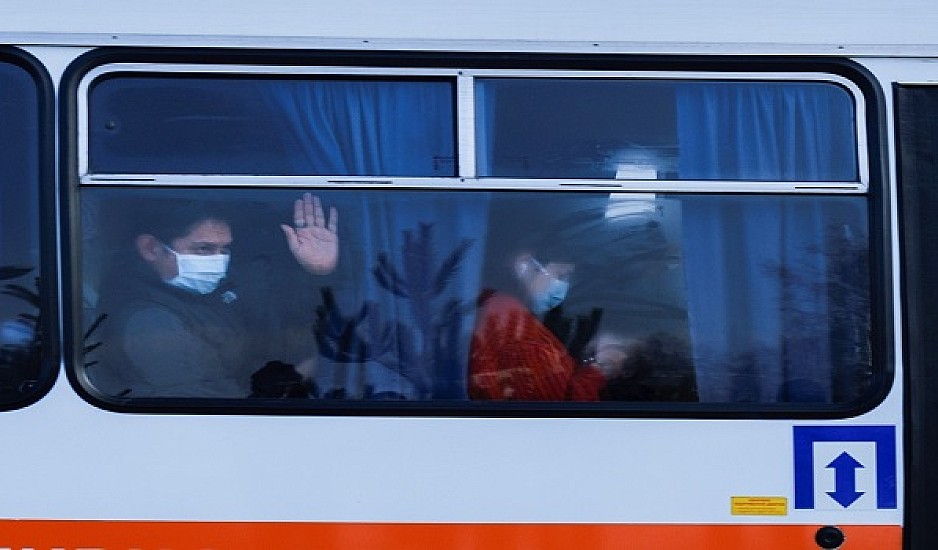 Ουκρανία: Πέταξαν πέτρες σε λεωφορεία με 72 άτομα που επέστρεψαν από την Κίνα