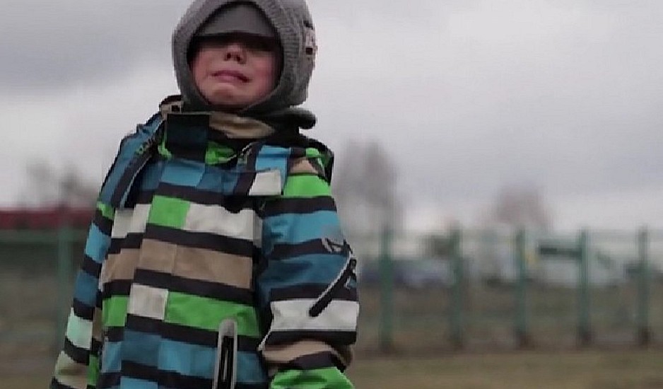 Η φρίκη του πολέμου στο πρόσωπο του μικρού αγοριού που κλαίει με λυγμούς
