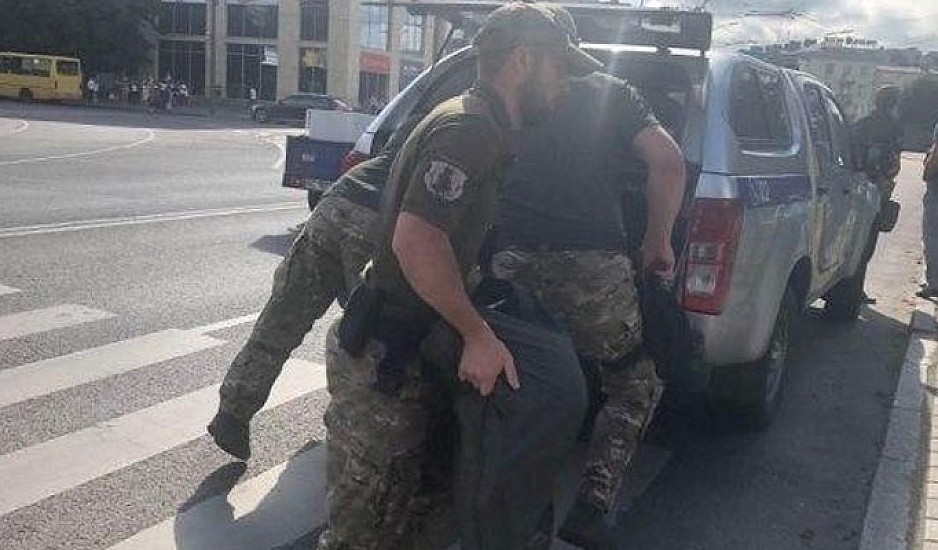Άνδρας με εκρηκτικά κρατά 20 ομήρους σε λεωφορείο στην Ουκρανία