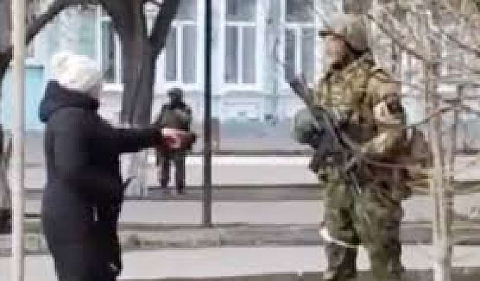 Γυναίκα σε Ρώσο στρατιώτη: Τι σ… κάνετε εδώ; Βάλε ηλιοτρόπια στην τσέπη σου