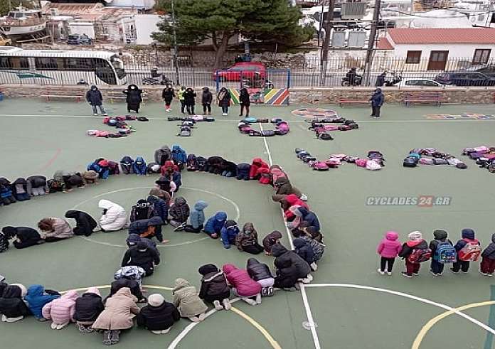 Πόλεμος στην Ουκρανία: Ηχηρό μήνυμα από μαθητές στη Σύρο με τις σχολικές τσάντες  και τα σώματα τους
