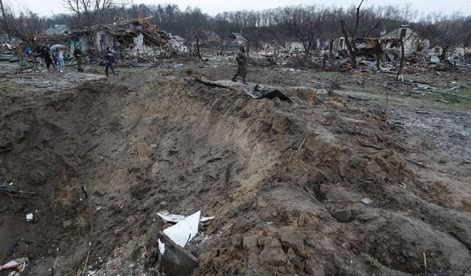Ουκρανία: Δεκάδες πτώματα αμάχων βρέθηκαν σε ομαδικό τάφο σε χωριό κοντά στο Κίεβο