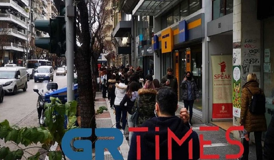 Θεσσαλονίκη: Τεράστιες ουρές και συνωστισμός έξω από τα καταστήματα