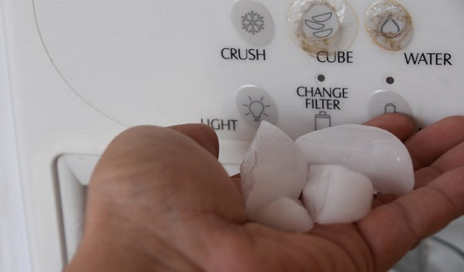Ο κίνδυνος από τα παγάκια που φτιάχνει το ψυγείο: Τι πρέπει να ξέρετε