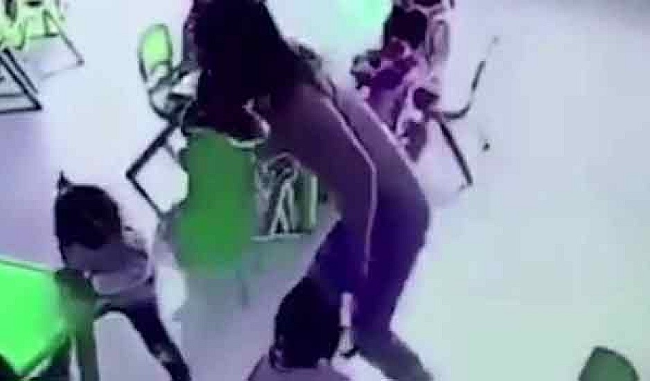 Παιδαγωγός που σοκάρει: Σπρώχνει κοριτσάκι και τραβά την καρέκλα του για να πέσει κάτω. Βίντεο