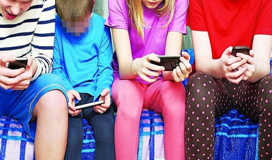 Smartphone: Ναι ή όχι στο κινητό στα παιδιά