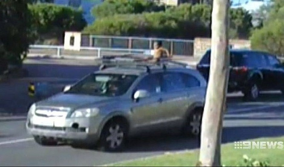 Οδηγούσε επί 15 λεπτά με τον 4χρονο γιο της στην οροφή του αυτοκινήτου