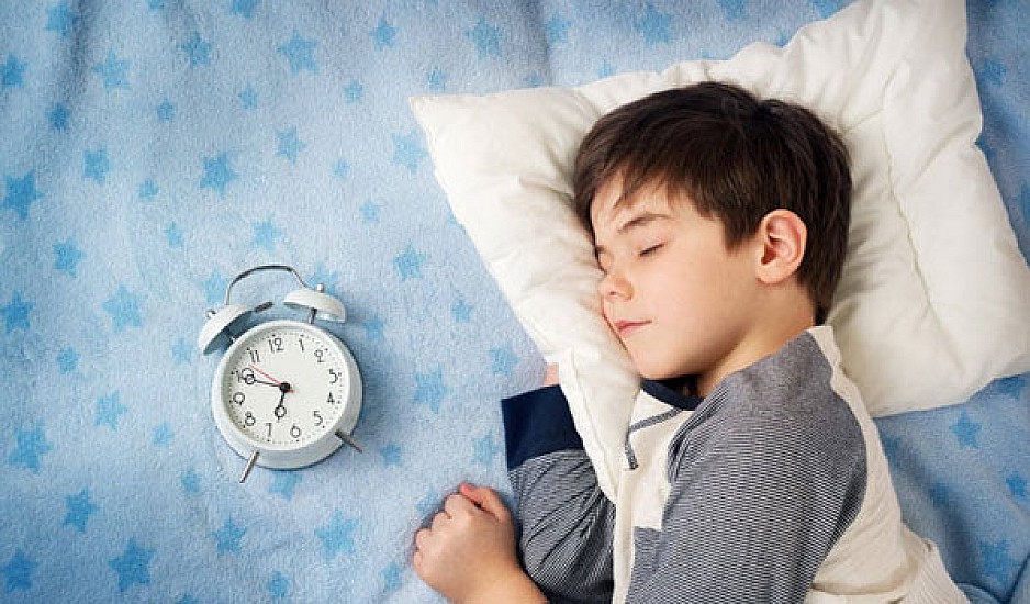 Πώς θα βάλετε μετά τις διακοπές τα παιδιά σε πρόγραμμα ύπνου