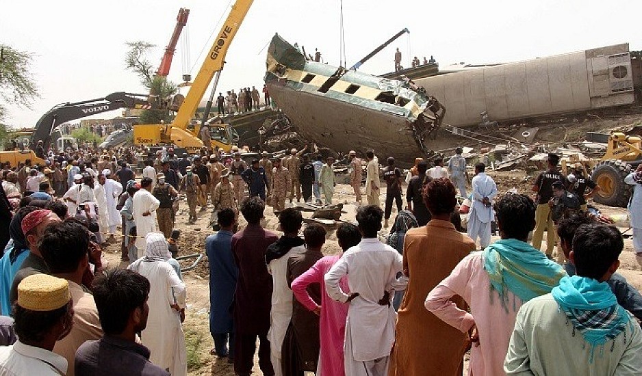 Πακιστάν: Τουλάχιστον 43 νεκροί και δεκάδες τραυματίες από τον εκτροχιασμό και σύγκρουση τρένων