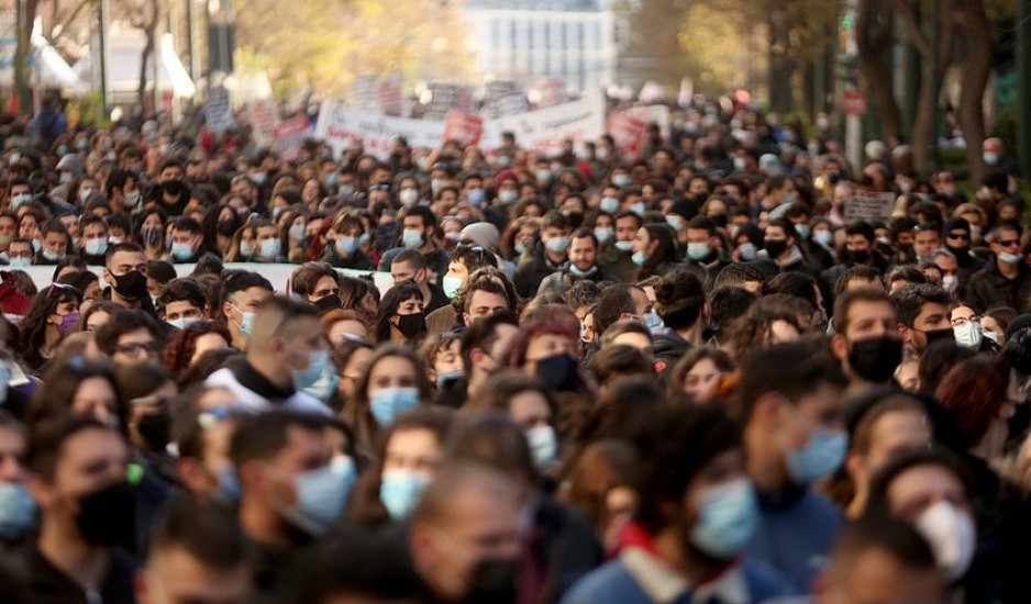 Πανεκπαιδευτικά συλλαλητήρια σε Αθήνα και Θεσσαλονίκη – Απίστευτες εικόνες συνωστισμού