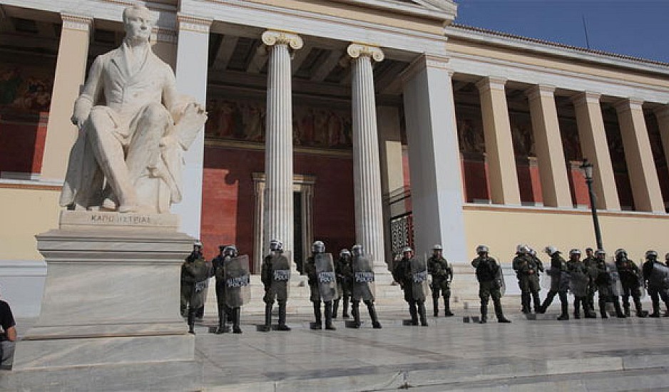 Φοιτητές εγκλώβισαν καθηγητές στο κτήριο του Πανεπιστημίου Αθηνών