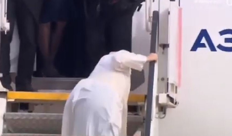 Πάπας Φραγκίσκος: Σκόνταψε την ώρα που έμπαινε στο αεροπλάνο