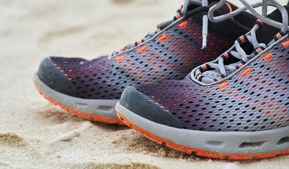 Γιατί ξεβράζονται εκατοντάδες αθλητικά παπούτσια σε παραλίες