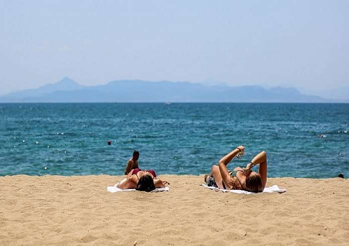 Ο απόλυτος οδηγός για τα δικαιώματά σου στην παραλία – Ξαπλώστρες, ομπρέλες, σπορ