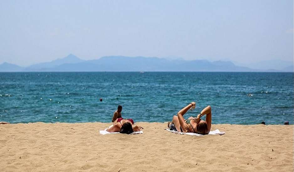 Η άγνωστη παραλία δίπλα στην Αθήνα με τα υπέροχα νερά