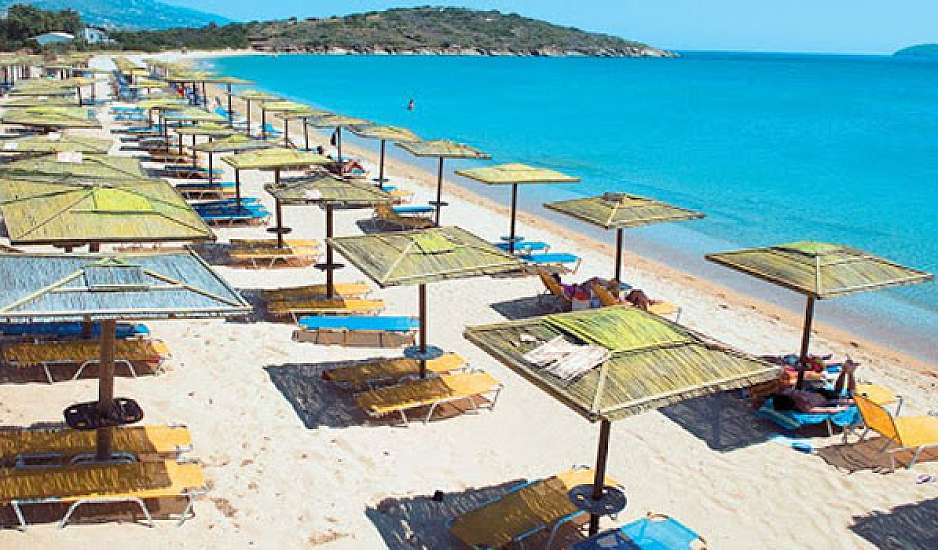 Χαλκιδική: 300 ομπρέλες και 693 ξαπλώστρες απομακρύνθηκαν από παραλία – Ο λόγος