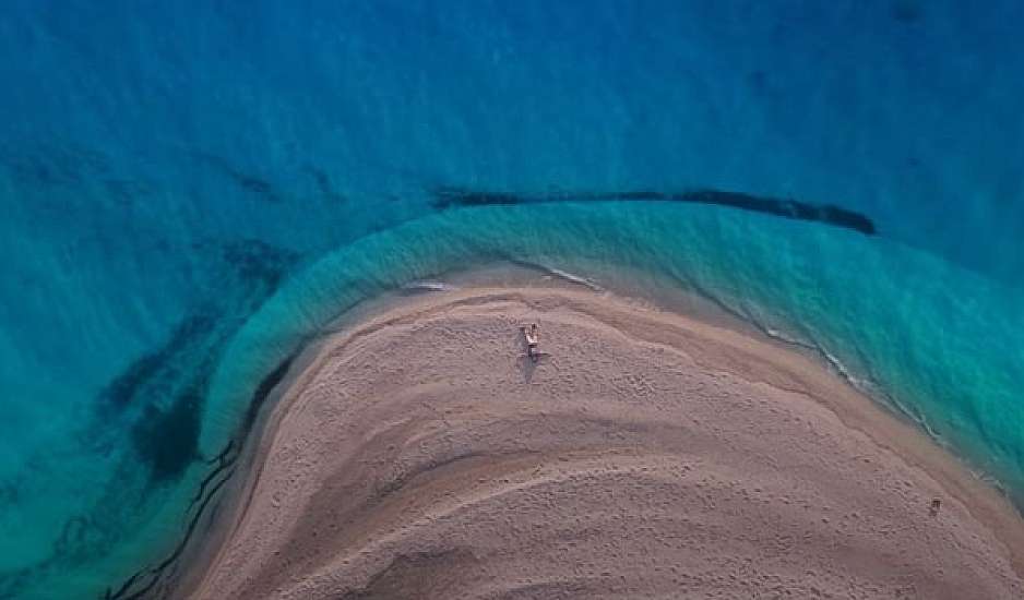 Μεγάλη Άμμος: Η παραλία που πρωταγωνιστεί στο σποτ για τον τουρισμό από ψηλά