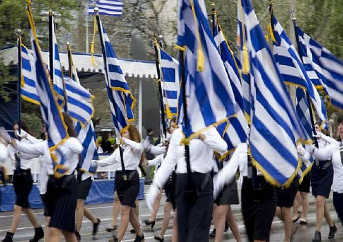 Πάτρα – Μαθήτρια παρέλασε ξυπόλυτη – Κρατούσε τις γόβες… στο χέρι