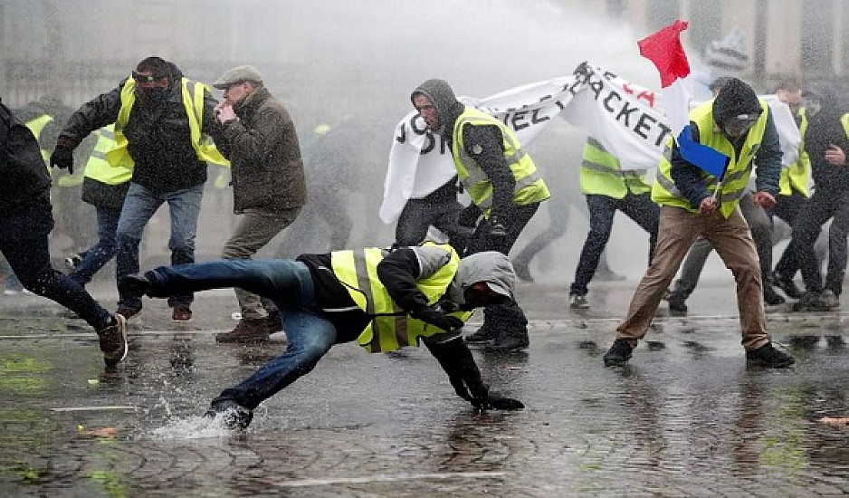 Κίτρινα Γιλέκα: Συγκρούσεις και δακρυγόνα στο κέντρο του Παρισιού. LIVE εικόνα