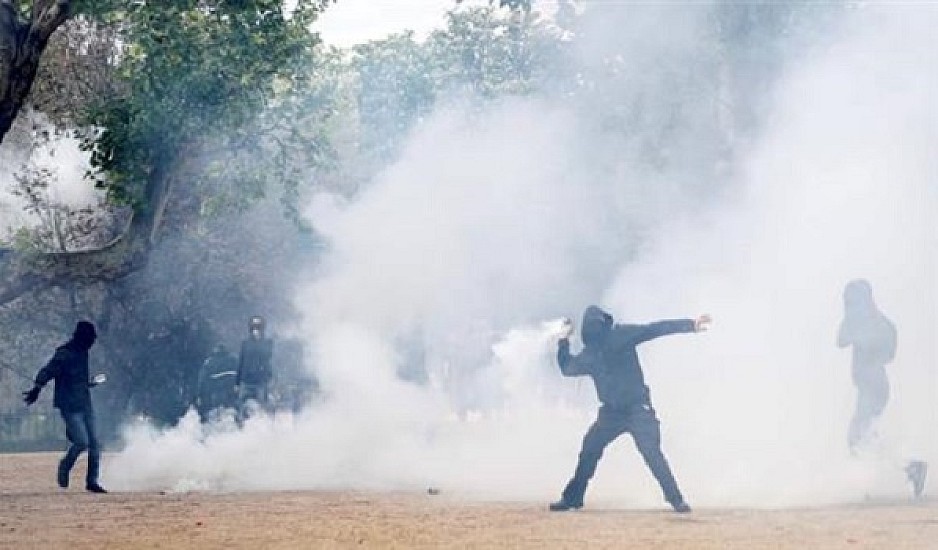 Δακρυγόνα και συλλήψεις στο Παρίσι στην πρώτη επέτειο