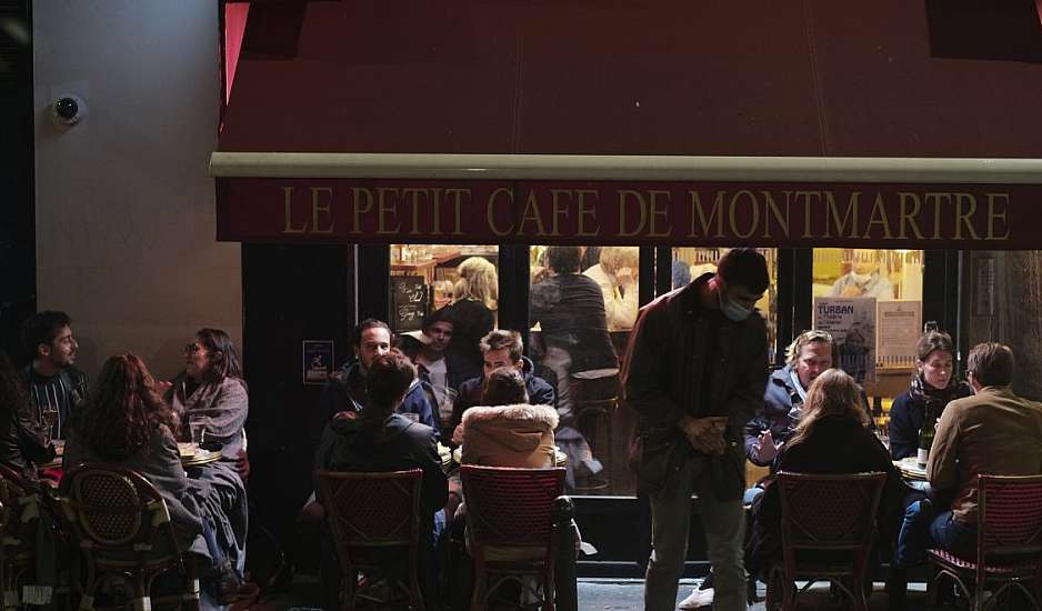 Μπαρ και καφετέριες βάζουν λουκέτο στο Παρίσι μετά τη ραγδαία αύξηση των κρουσμάτων