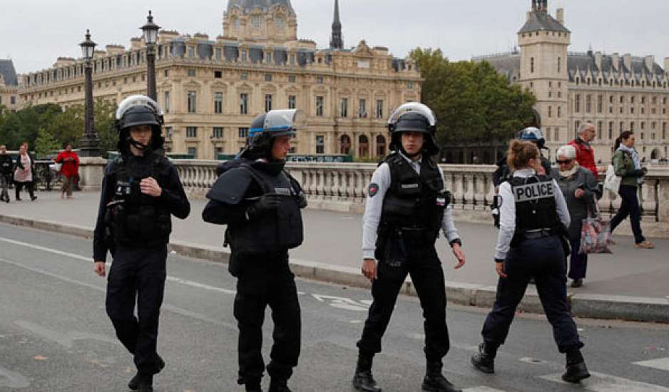 Επίθεση στα κεντρικά της αστυνομίας στο Παρίσι: Ο ΥΠΕΣ παραδέχεται ότι έγιναν λάθη αλλά δεν παραιτείται
