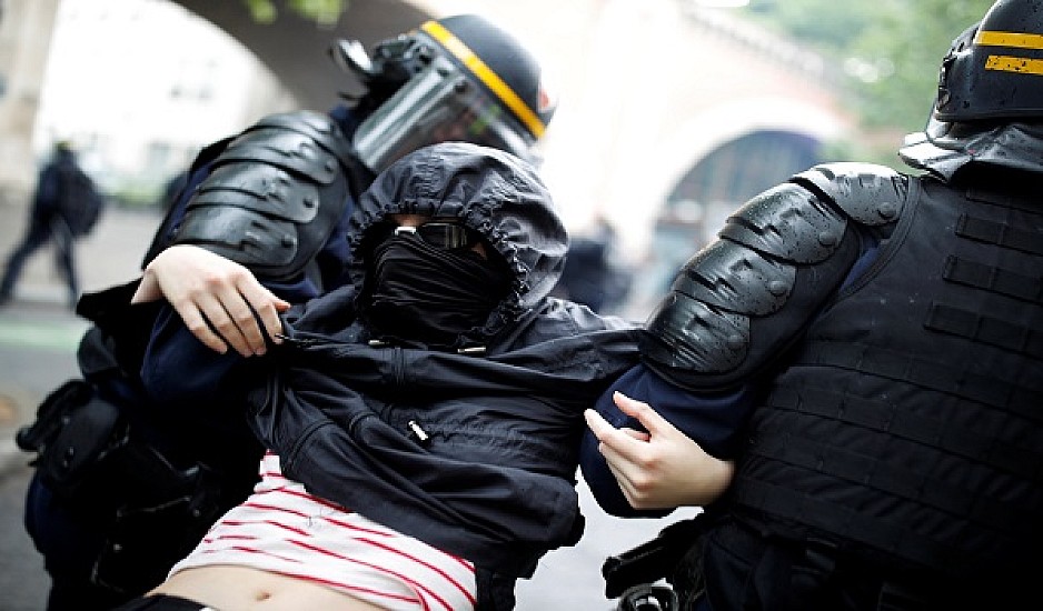 Συμπλοκές στο Παρίσι μεταξύ αστυνομικών και κουκουλοφόρων