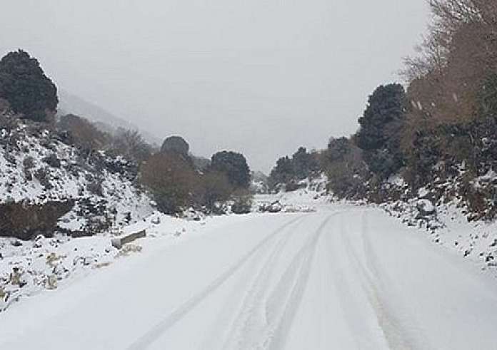 Χιονίζει στην Πάρνηθα – Διακοπή κυκλοφορίας από το ύψος του τελεφερίκ