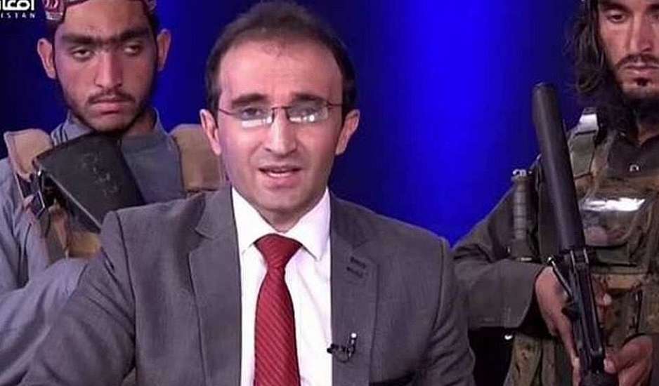 Παρουσιαστής λέει τις ειδήσεις και πίσω του έχει 8 ένοπλους Ταλιμπάν
