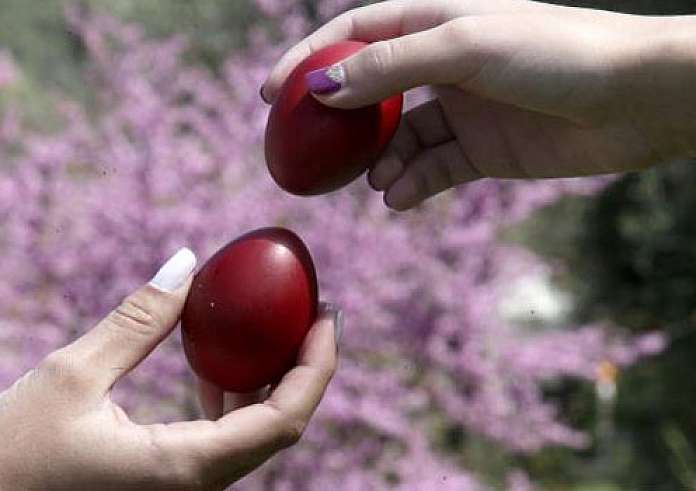Πάσχα: Τα απόλυτα tips για κατακόκκινα αυγά