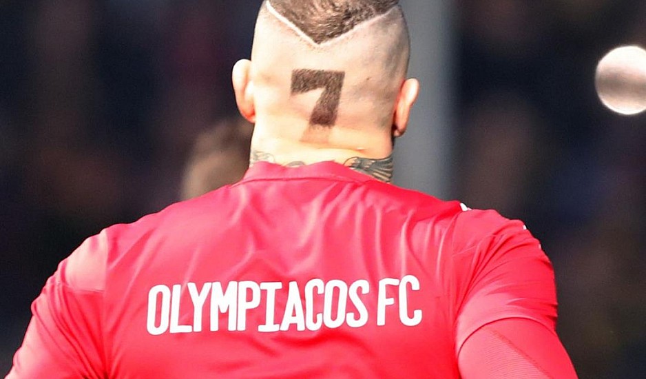 Ο Πασχαλάκης με τον αριθμό 7 στα μαλλιά του στο ντέρμπι ΑΕΚ - Ολυμπιακός