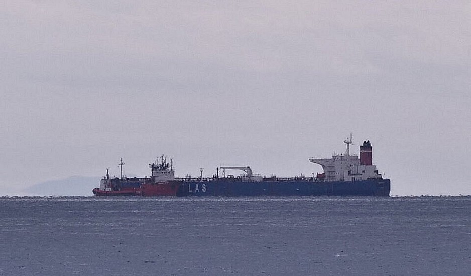 Σε απαγόρευση απόπλου μετά από ασφαλιστικά μέτρα το ρωσικό δεξαμενόπλοιο με σημαία Ιράν